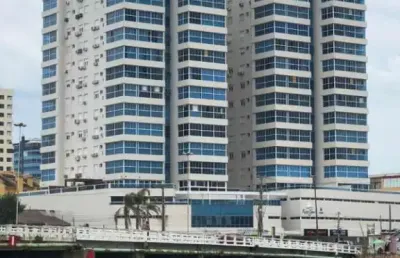 Apartamento mobiliado e decorado com 2 dormitórios, sendo 1 suíte no centro de tramandaí
