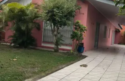 Casa com localização privilegiada no centro de tramandaí