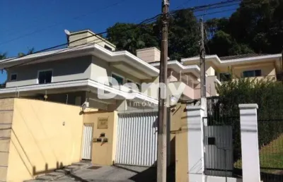 Casa em condomínio fechado com 3 quartos para alugar na Rua Recife, 1194, América, Joinville