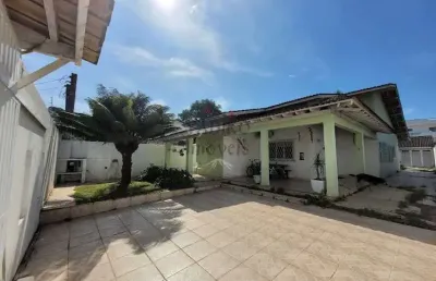 Casa térrea a 100 metros da praia, com 04 dormitórios, edicula.