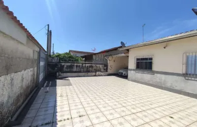 Casa térrea, com 02 dormitórios sendo 01 suíte, 05 vagas.