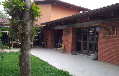 Excelente casa com 06 dorm, 02 suítes, 05 vagas a 100m da praia