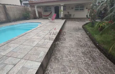 Casa térrea com amplo quintal, piscina e 03 dormitórios.