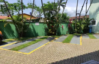 Casa em világio em frente a praia, no centro de bertioga.