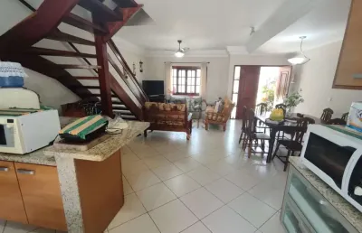 Ótimo világio a 50m da praia, com piscina, 02 vagas e 03 dorm.
