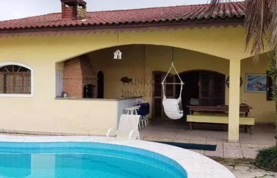 Casa térrea com 05 dormitórios, com amplo quintal e piscina.