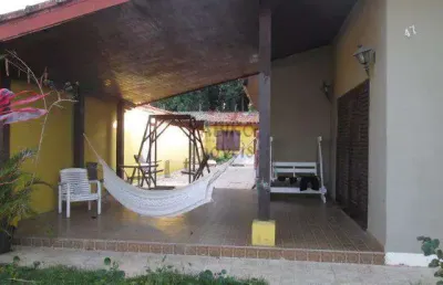 Casa térrea com 03 dormitórios, no centro de bertioga.