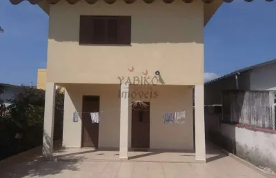 Casa com 03 suítes, edicula, amplo quintal e 04 vagas.