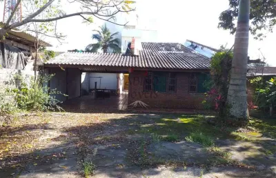 Casa independente térrea a 100 metros da praia, com 06 vagas.