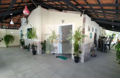 Casa térrea com 3 quartos, 192m² de terreno, em abrantes!