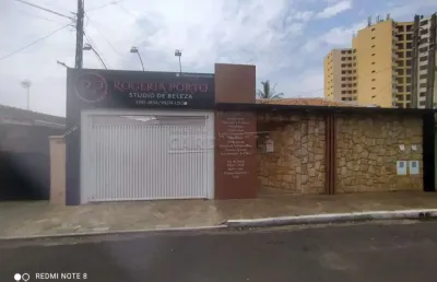 Sala com 02 espaços para atendimento  e 01 banheiro privativo
