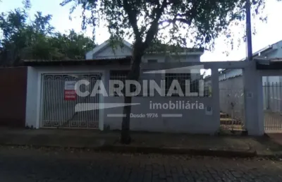 Casa com ótima localização, no centro da cidade, com terreno grande