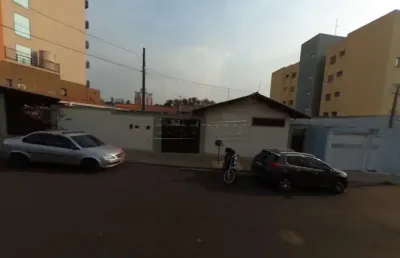 Casa muito bem localizado, frente para uma rua e fundos para marginal.
