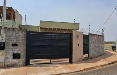 Casa boa localização  de esquina  próximo  a mercado,  farmácia,  escola  e creche