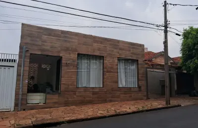 Casa com ótima localização, toda reformada, terreno bem amplo