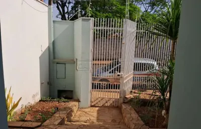 Linda casa com ótima localização e preço de oportunidade, com piscina aquecida.