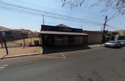 Imóvel residencial nós funfos e e comercial na frente.
