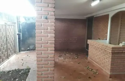 Casa com boa localização perto de supermercados, escola e comércio.