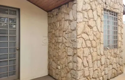 Oportunidade imperdível, casa com personalidade dos anos 90 em uma localização privilegiada.