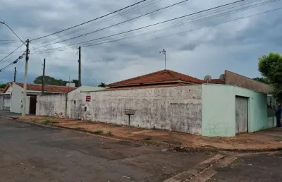Casa com edicula, de esquina com entrada tudo separado