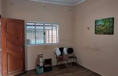 Casa com ótima localização, terreno grande com 02 ediculas