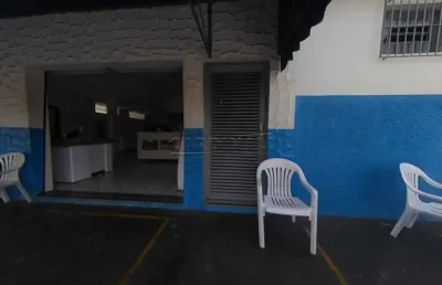 Sala comercial com 2 salas, recepção e um banheiro.