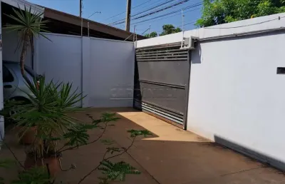 Casa com ótima localização, a 5 minutos do centro da cidade com área gourmet