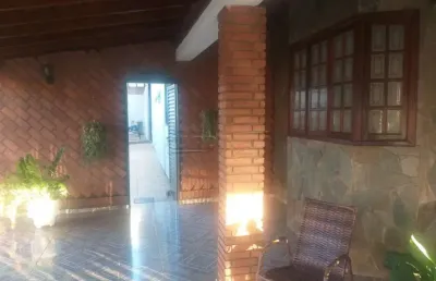 Casa de esquina com 3 quartos, churrasqueira e garagem para 5 carros - r$850.000,00