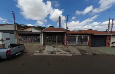 Imóvel bem localizado, seguro e pronto para morar, muitos comércios próximos e fácil acesso a rodovia.