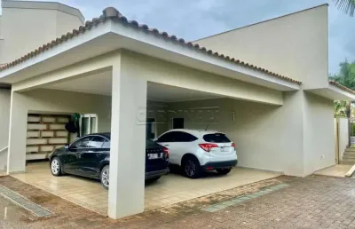 Linda casa em condomínio, com terreno amplo e área de lazer completa