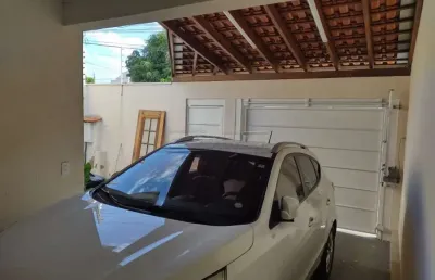 Casa residencial com ótima localização, rua principal do bairro