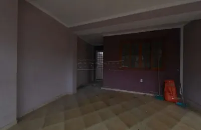 Casa de 4 dormitórios, sendo dois suítes com boa localização.