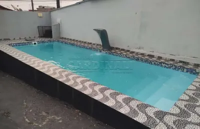 1 dormitório  1sala 1 cozinha 1 banheiro  1 lavanderia  1 piscina  1 área de churrasco