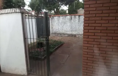 Casa bem localizada, bairro tranquilo, próximo escola, creche, posto de saúde, farmácia e supermercados