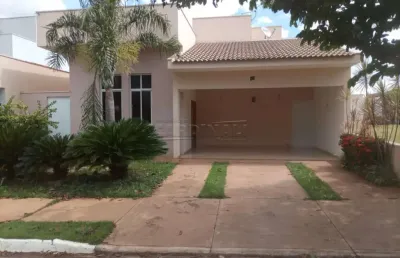 Belíssima casa em condomínio bem localizado com segurança e conforto