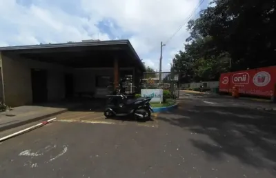 Apartamento de dois dormitórios com uma vaga de garagem.