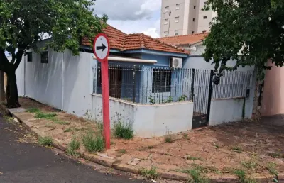 Casa de esquina com ótima localização, próximo do centro da cidade