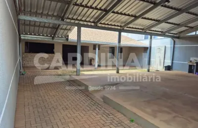 Casa com ótima localização, com potencial para comércio