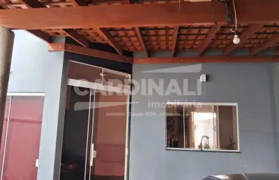 Casa com ótima localização, 02 dormitórios com suíte