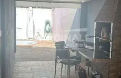 Casa com ótima localização, com piscina e acesso fácil para o centro