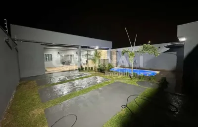 Casa com piscina,  quintal amplo e área de lazer completa