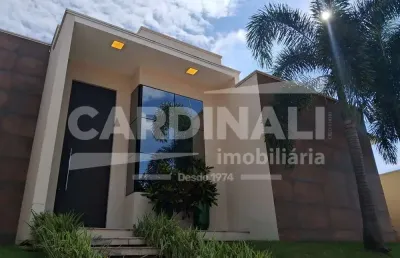Linda casa em condomínio, com arquitetura única de esquina com acabamento de primeira qualidade.