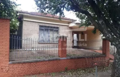 Confortável casa com 03 dormitórios, em bairro nobre.