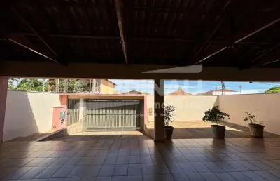 Casa com ótima localização, 03 dormitórios com armários sendo um suíte.