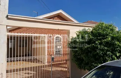 Casa com boa localização próximo a escola e creche.