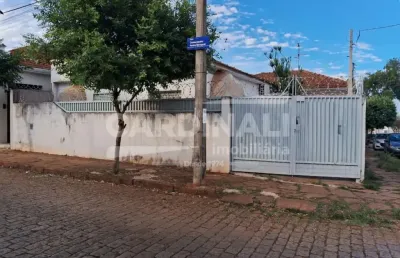 Casa com ótima localização, de esquina próxima ao centro.