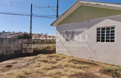 Casa de esquina com ótima localização, a 5 minutos do centro da cidade.