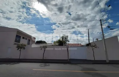 Casa semi mobiliada, espaçosa e confortável na vila santa terezinha, ibaté/sp
