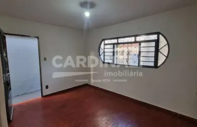 Casa com excelente localização, próximo a supermercados e comércio.