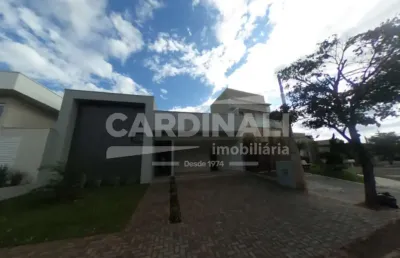 Casa nova em condomínio, com área de lazer completo, 03 suítes.